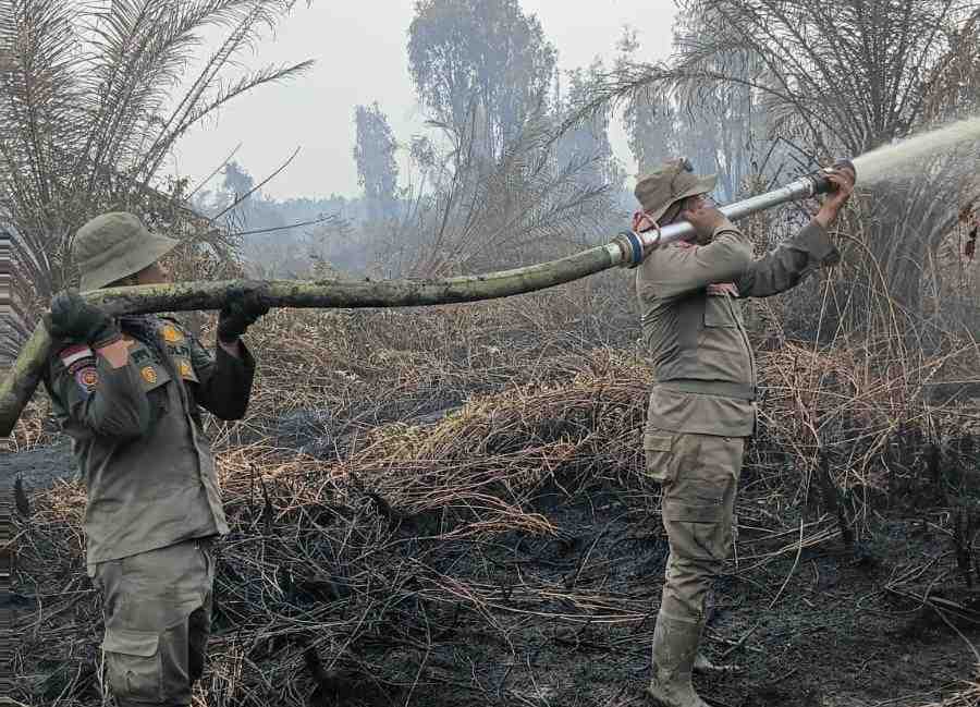 Titik Karhutla Sulit Dijangkau, Satpol PP Riau Kerahkan Pompa dan Perahu