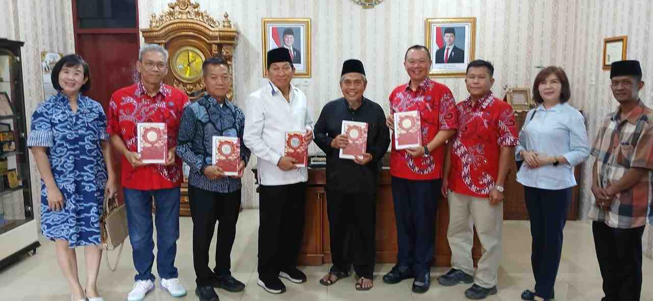 Alquran Berornamen Tionghoa Jadi Simbol Silaturahmi PSMTI dan LAMR