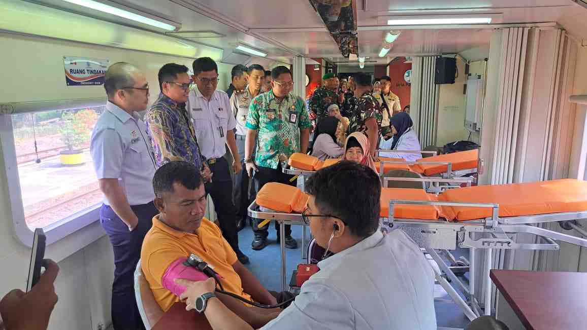Rail Clinic KAI Daop 8 Layani Kesehatan Gratis untuk 500 Warga dan Siswa