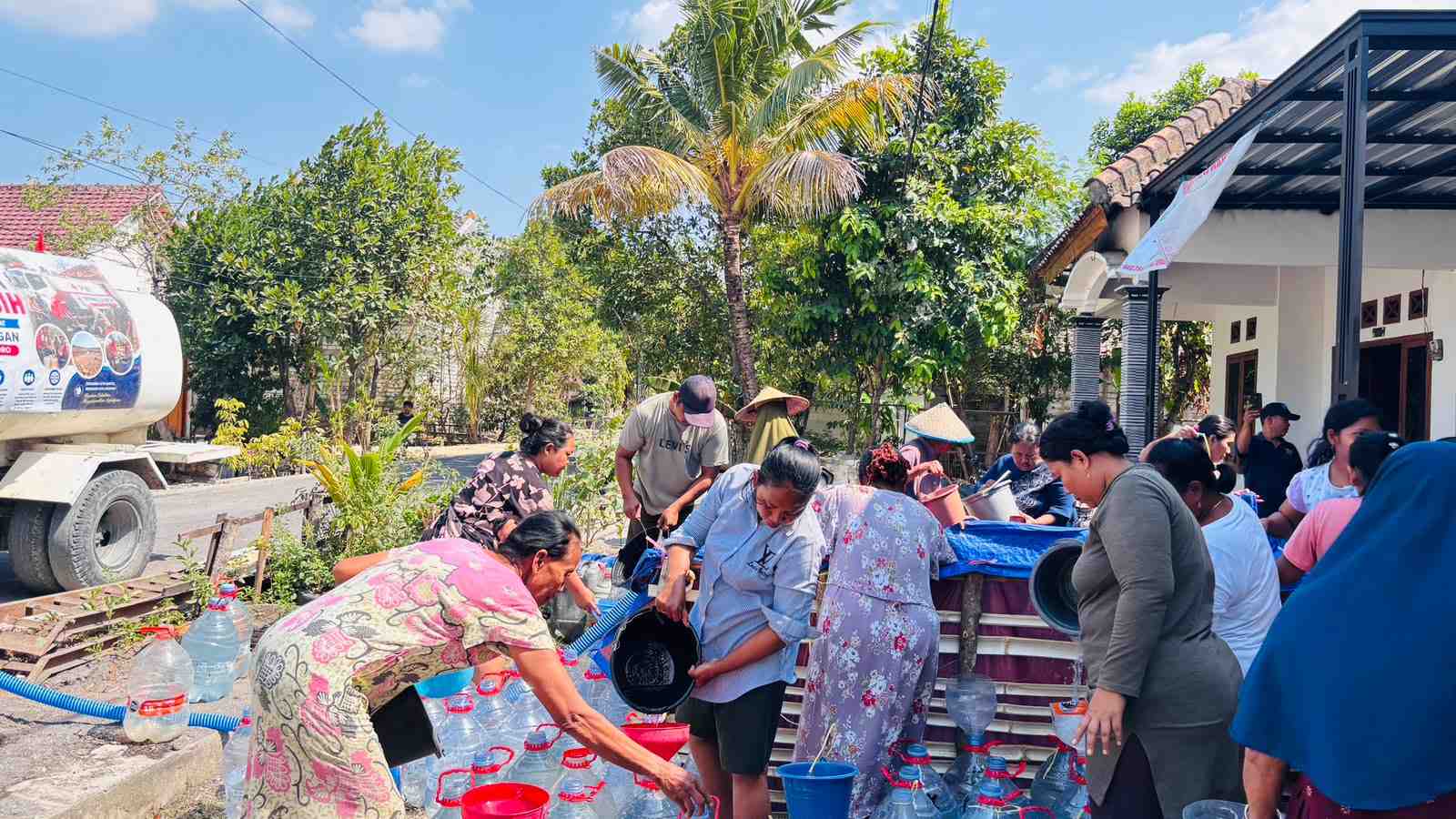 Kemarau Mengering, PMI Bojonegoro Kirim Air Bersih