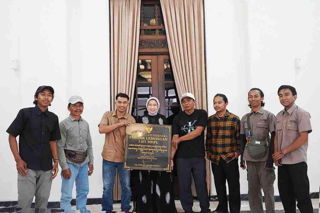 Prasasti Catussikhara Bawa Pesan Pelestarian ke Puncak Lemongan
