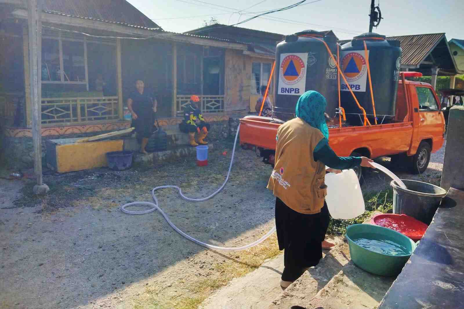 Tiga Kali Distribusi, BPBD Gorontalo Salurkan 4.000 Liter Air Bersih untuk Warga Tilote