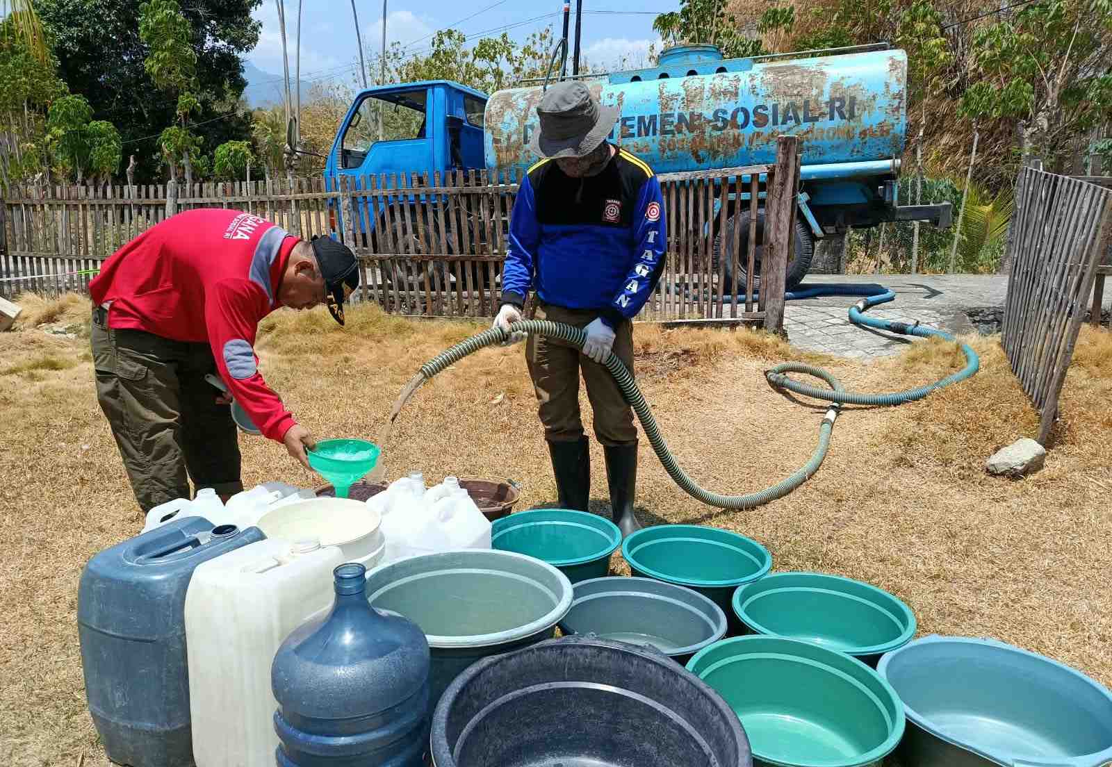 Dinsosdukcapil Gorontalo Salurkan 31.400 Liter Air  untuk Warga Terdampak Kekeringan 