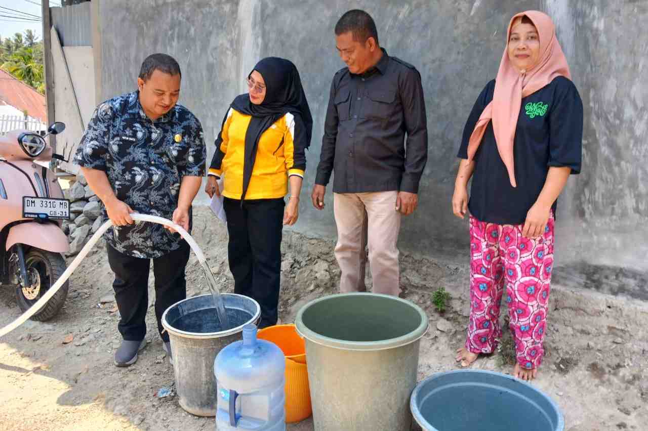 Dinsosdukcapil Gorontalo Salurkan 18.200 Liter Air Bersih untuk 398 Warga Bone Bolango