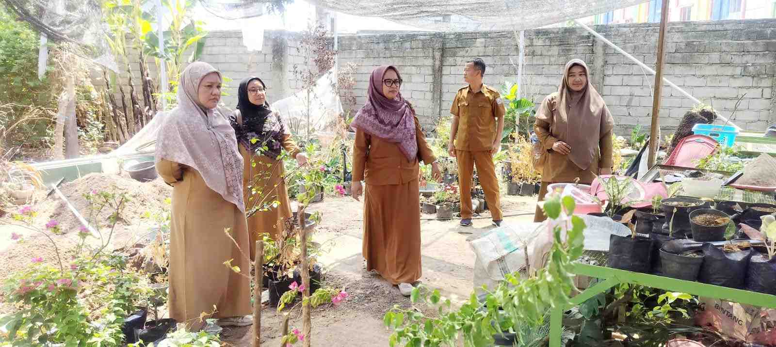 Dinas KPTPH Gorontalo Evaluasi Greenhouse  Bougenville Pasca Angin Puting Beliung