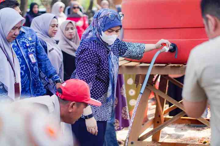 Kemarau Panjang, Warga Pumpung Dapat Bantuan Air Bersih dan Sembako