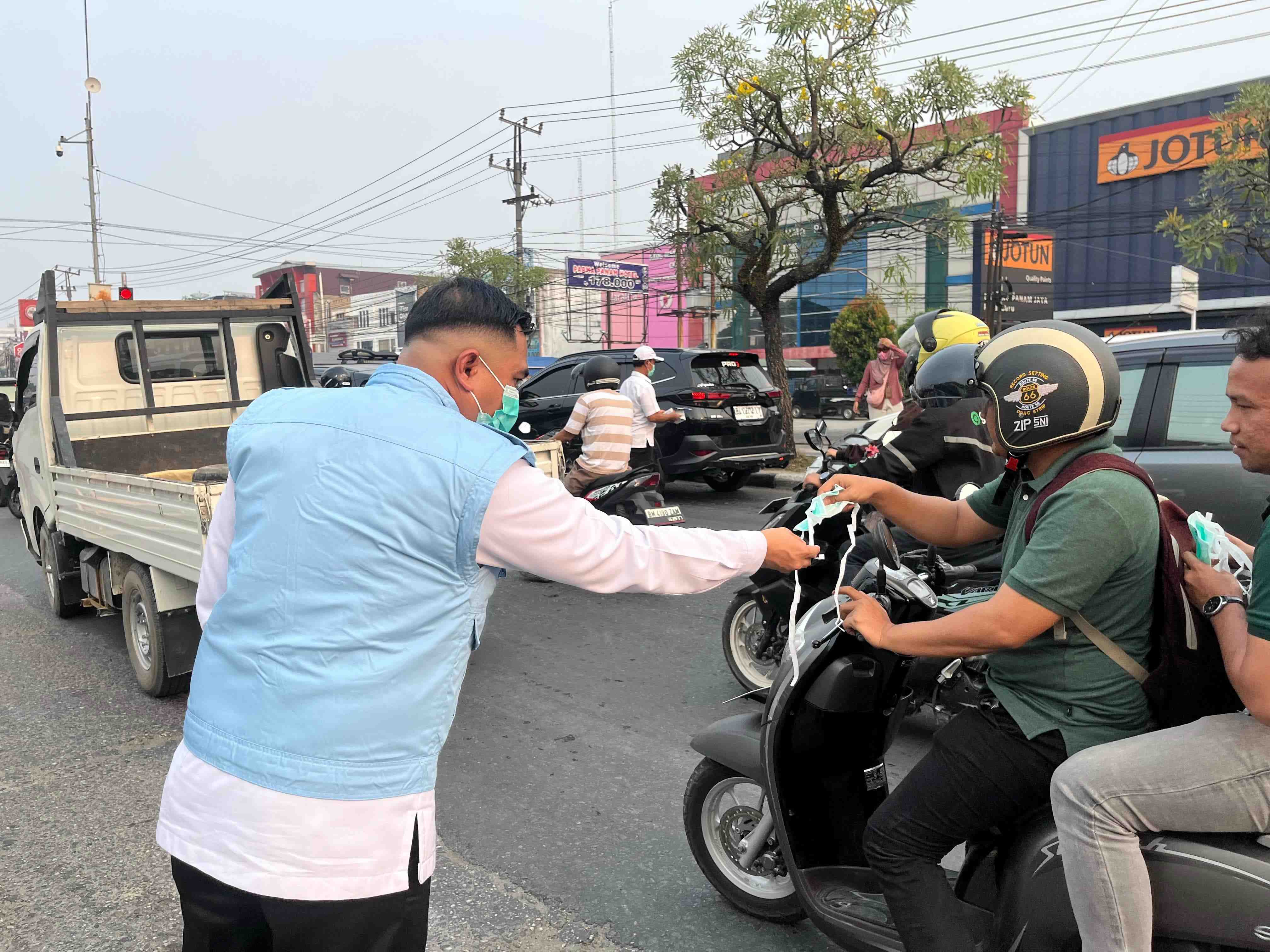 Ribuan Masker Gratis Dibagikan di Simpang Tabek Gadang Pekanbaru 
