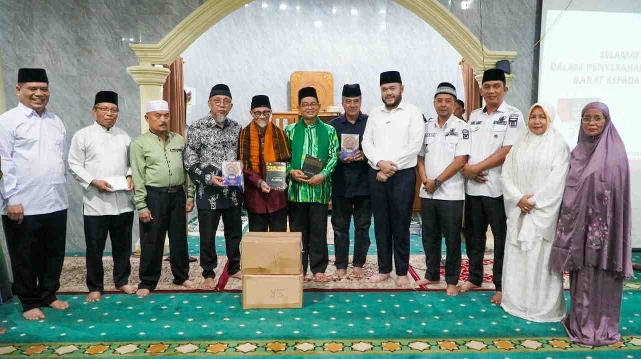 Gebu Minang Jabar Salurkan 369 Al-Qur'an ke Padang