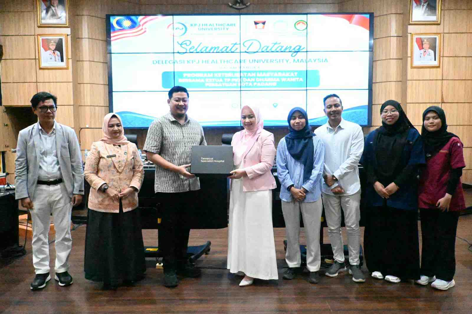 Mahasiswa Malaysia Pelajari PKK dan Budaya Minangkabau di Padang