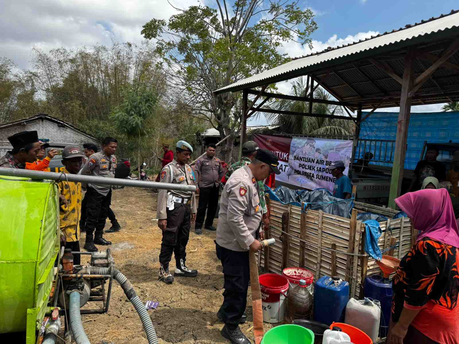 Krisis Air di Sapudi, Polsek Salurkan 3.600 Liter ke 440 KK