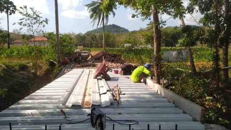 Babinsa dan Warga Lebeng Barat Gotong Royong Bangun Jembatan