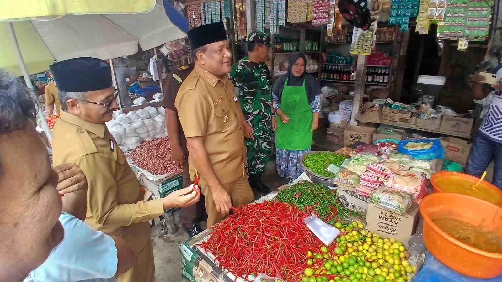  Bupati Bireuen Cek Pasar dan Cari Tambahan Pasokan