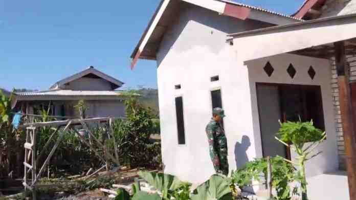 Bakti TNI AD Renovasi Rumah Warga Sumenep hingga 100 Persen