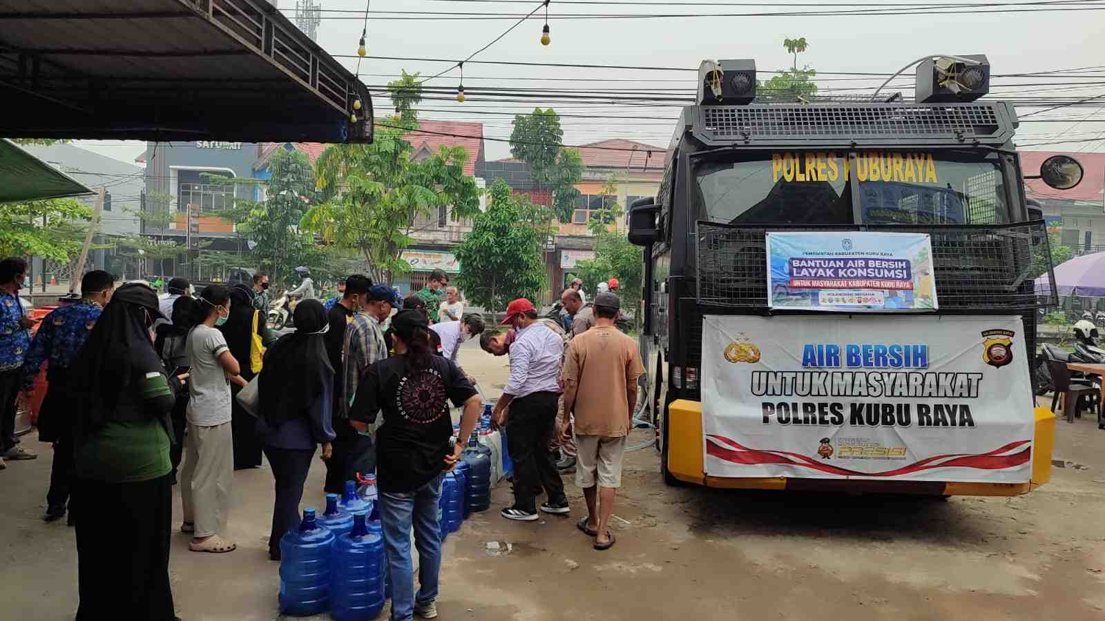 FPK dan Pemkab Kubu Raya Bagikan 6.000 Liter Air Siap Konsumsi