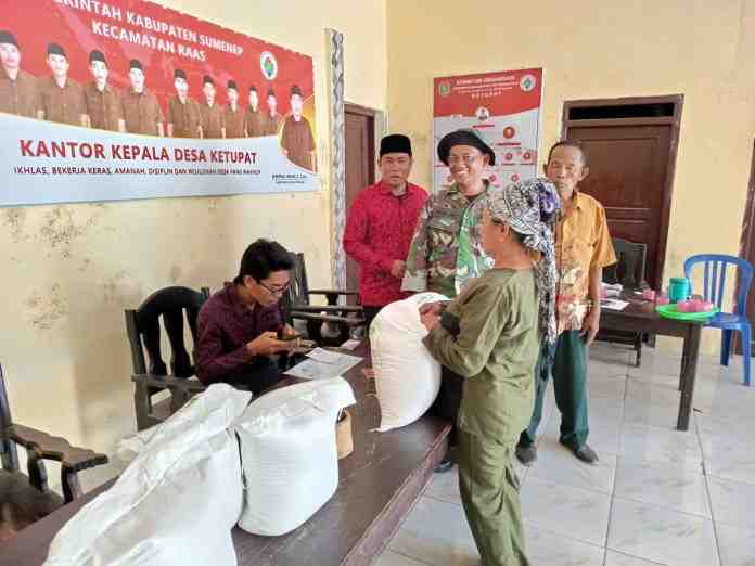 Babinsa Dampingi Penyaluran Bansos di Desa Ketupat Sumenep