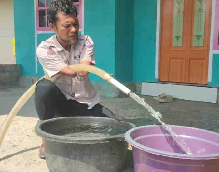 Keterbatasan Fisik Bukan Penghalang Salurkan Air Bersih untuk Warga
