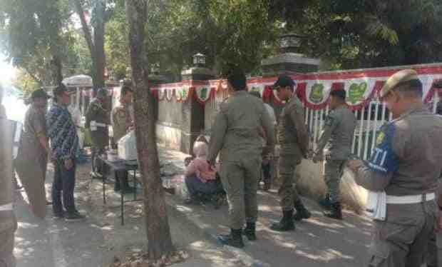 Satpol PP Sumenep Tata PKL agar Akses RSUD Tetap Lancar