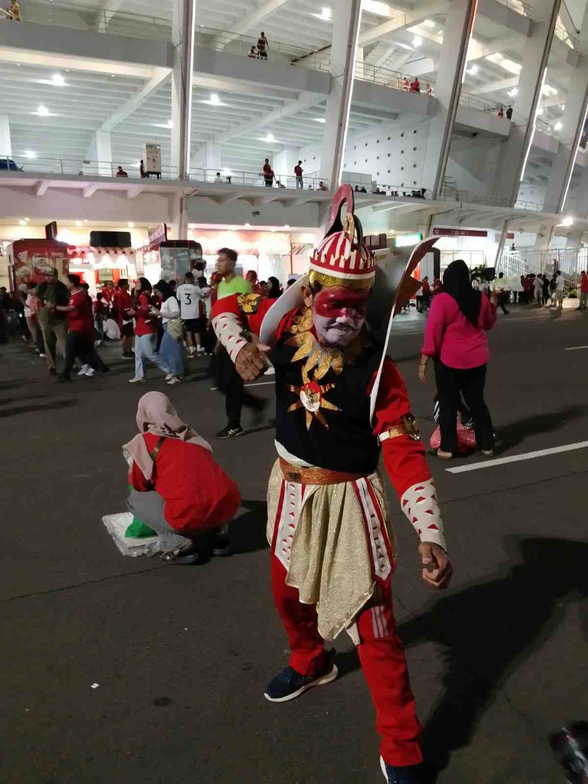 Gatotkaca di Tribun GBK, Cara Suporter Menyemangati Timnas Lewat Budaya