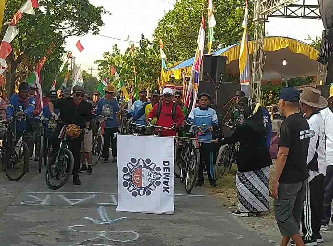 Ratusan Onthelis Lintas Daerah Ramaikan Temu Triwulanan OOI Demak