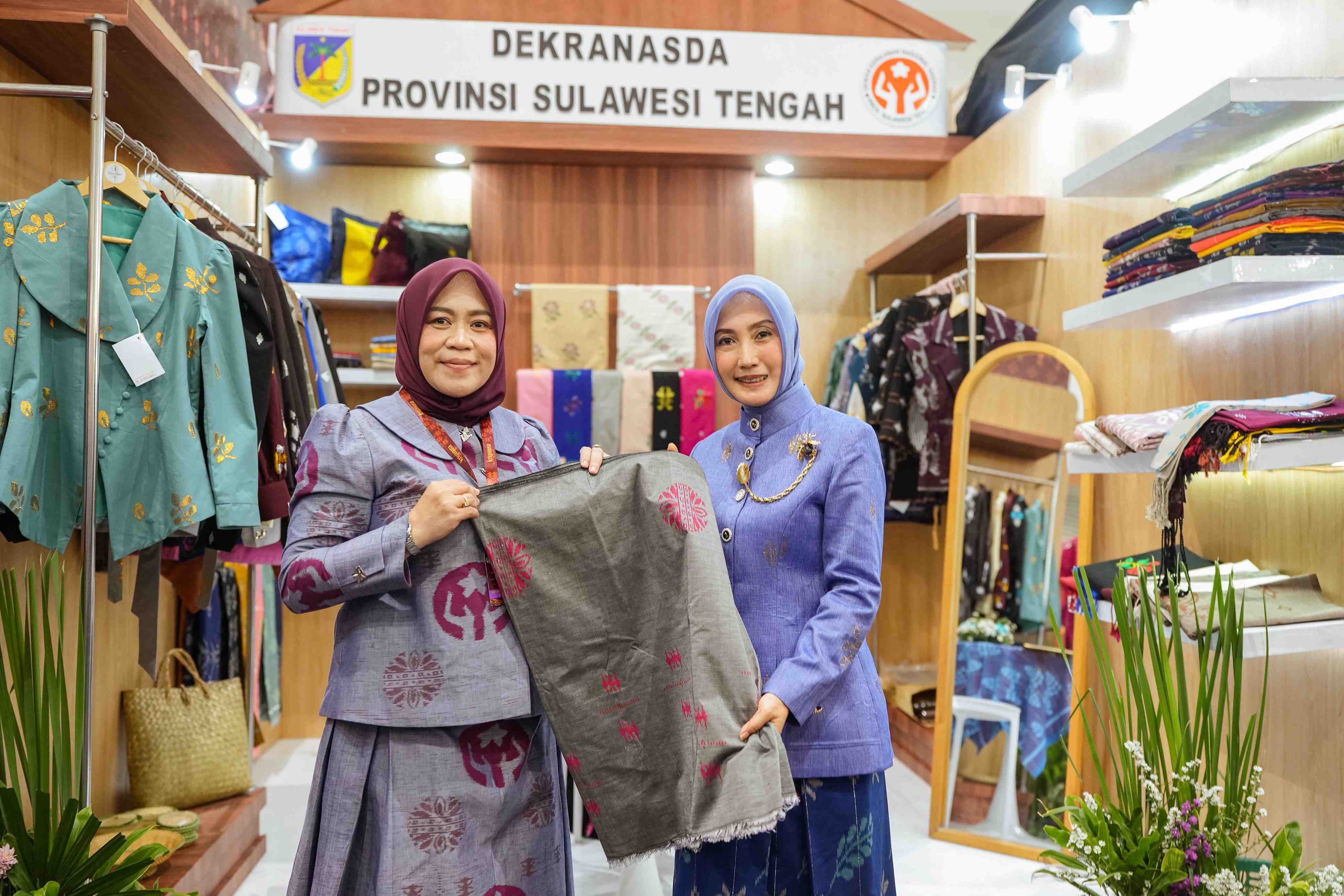 Laris Manis di Kriyanusa 2026, Belasan Lembar Tenun Khas Parigi Moutong Ludes dalam Dua Hari Pameran