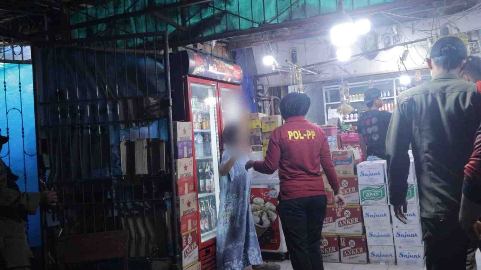 Satpol PP Padang Tertibkan Warung Diduga Jual Miras Tanpa Izin