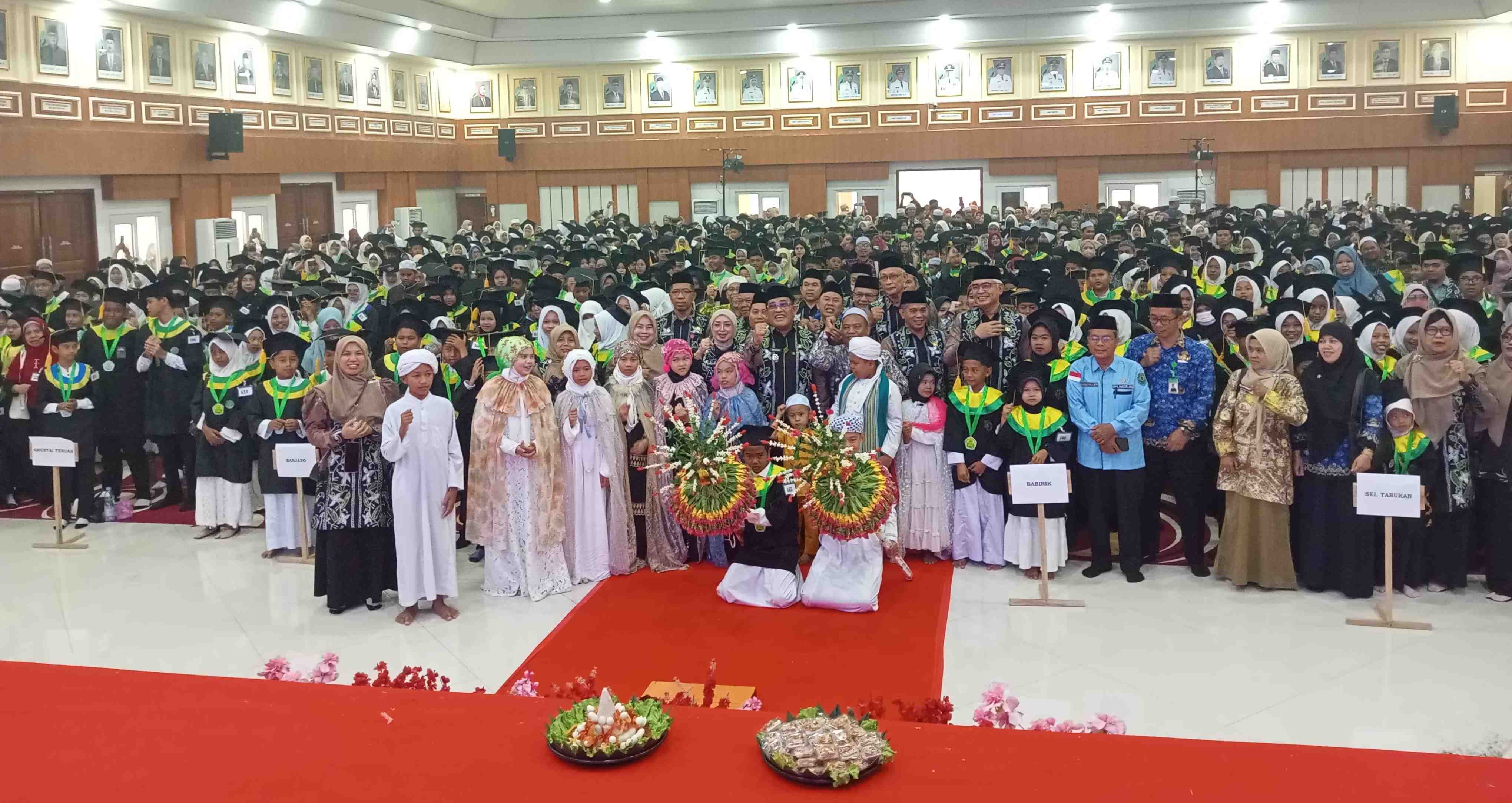 1.040 Santri Diwisuda, Wabup HSU Ingatkan Pendidikan dan Pembinaa Karakter 
