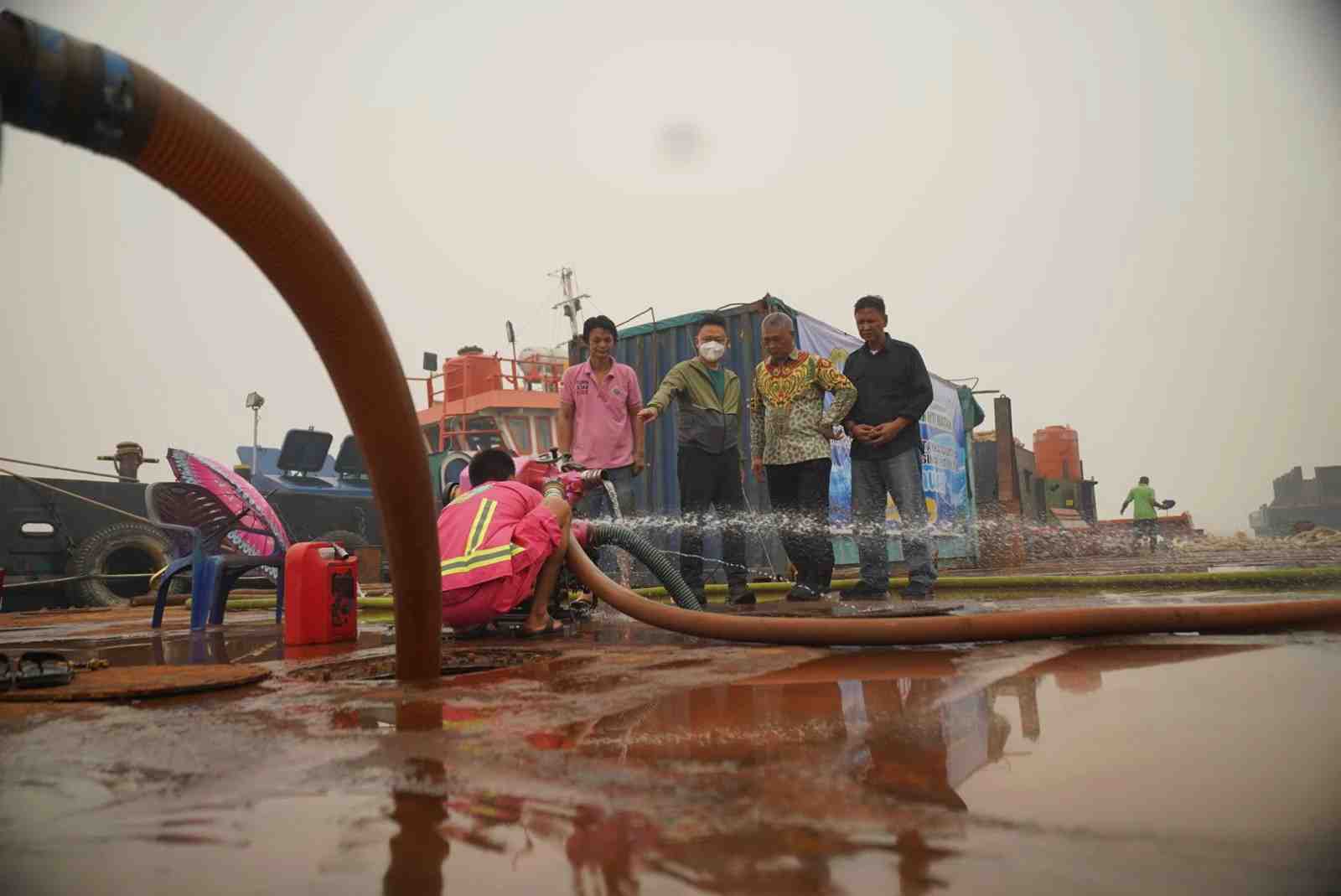 Lima Juta Liter Air Tawar untuk Warga Tiba di Parit Mayor Pontianak Timur