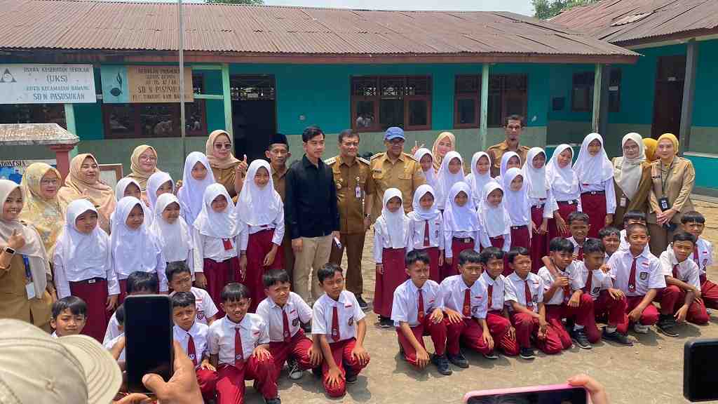 Wapres Gibran Temui Orang Tua Korban Keracunan MBG di Batang