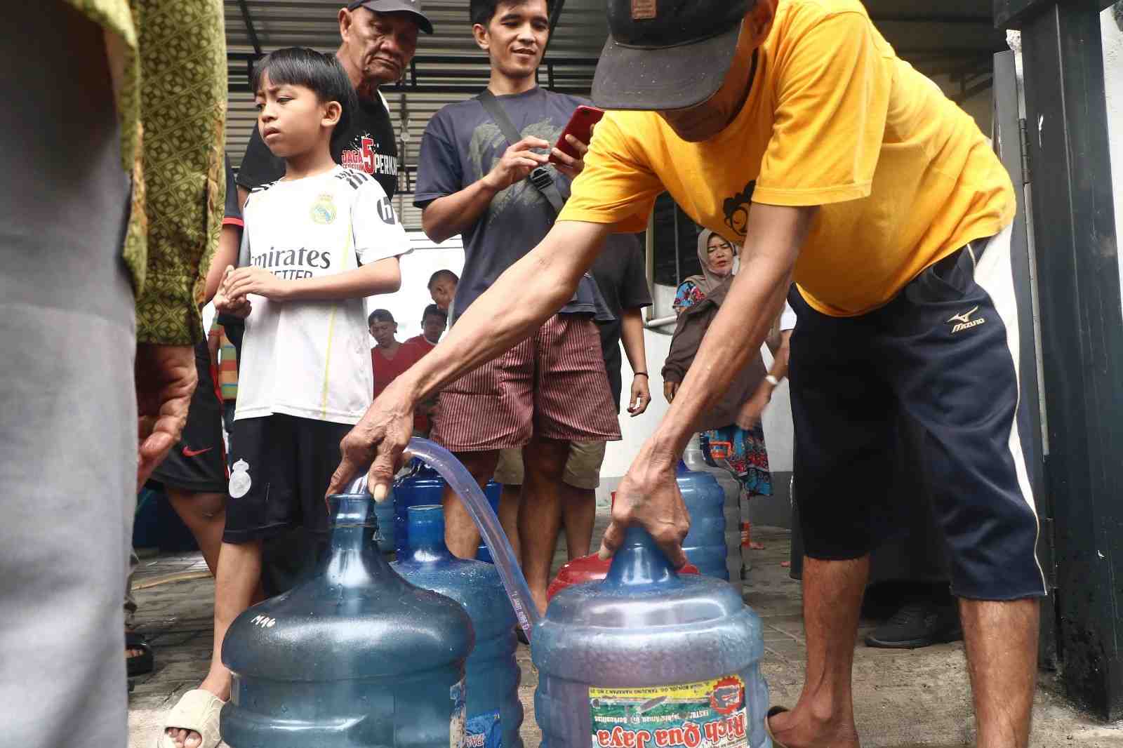 Pemkot Pontianak Distribusikan Air Bersih untuk Warga di Masjid Al Falah