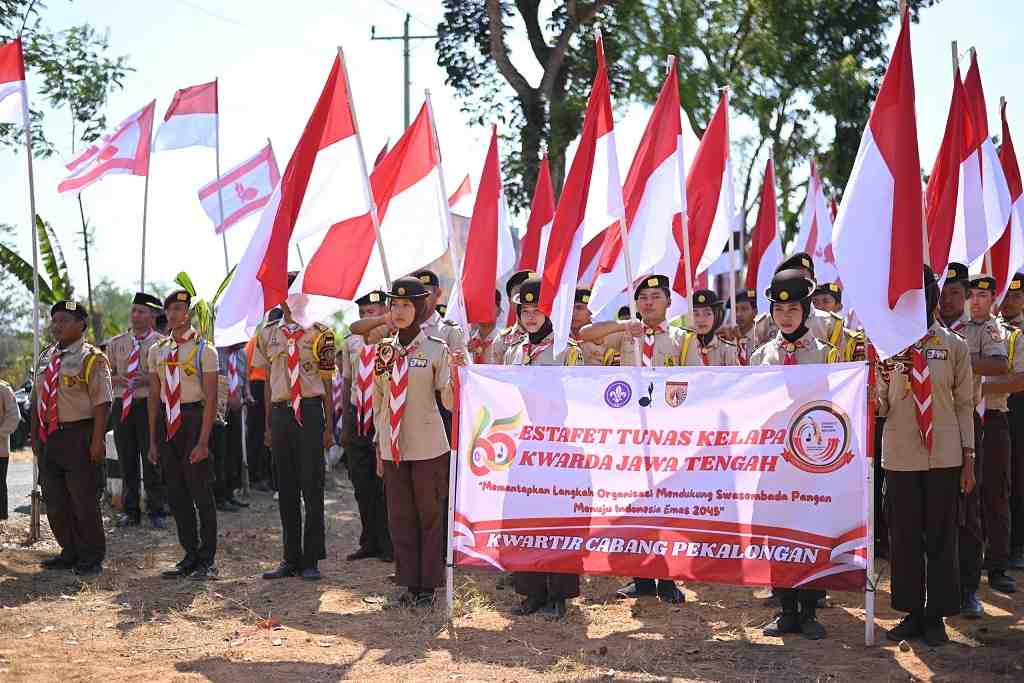 Pramuka Kwarcab Batang Estafetkan Tunas Kelapa ke Pekalongan