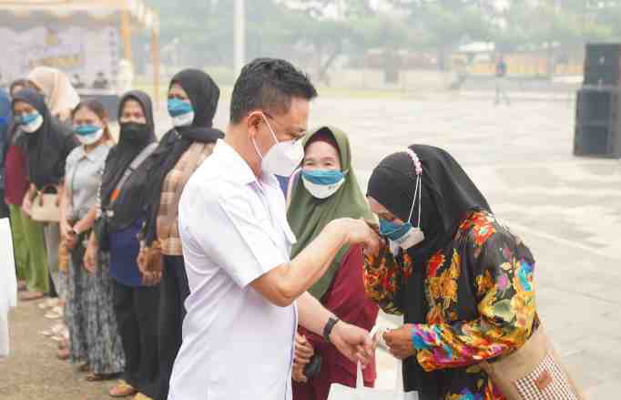 Kulminasi Peduli, Pemkot Pontianak Bagikan 1.000 Paket Sembako dan Air Bersih