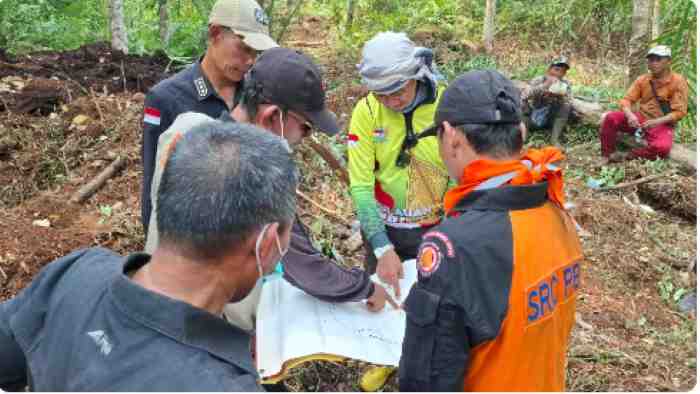 Sekda Meranti Turun Langsung Bantu Pemadaman Karhutla di Gemalasari