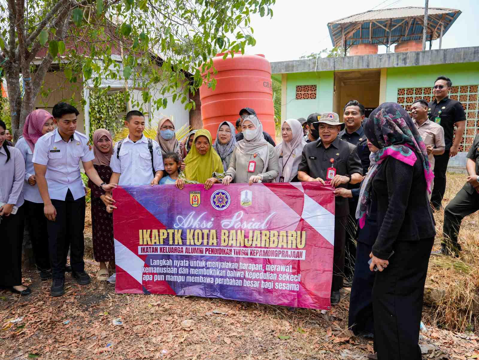 Sumur Mengering, Warga Sungai Ulin Dapat Bantuan Air Bersih