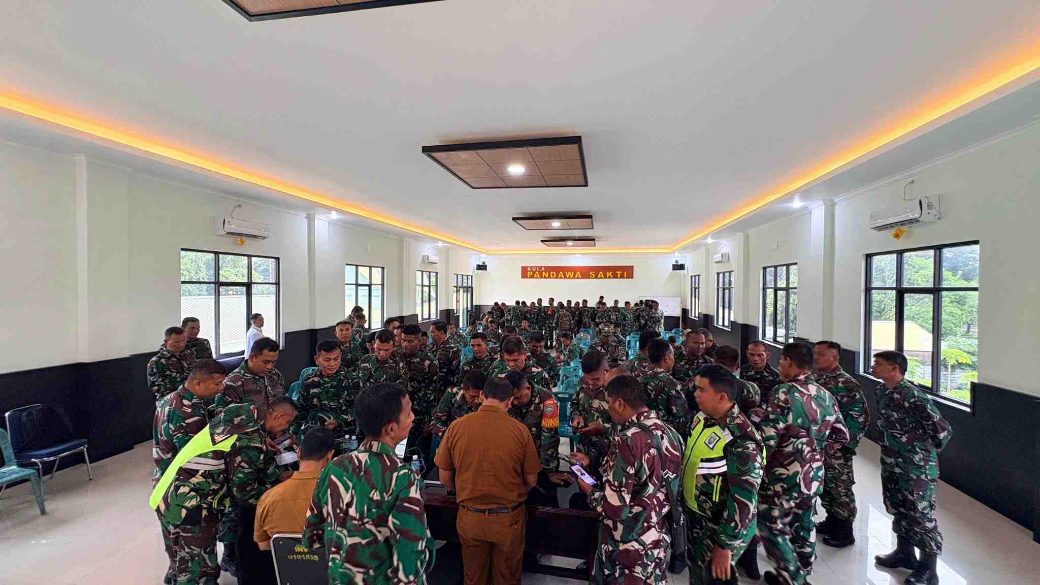 Babinsa dan Bati Tuud Banda Aceh Aktifkan Identitas Kependudukan Digital