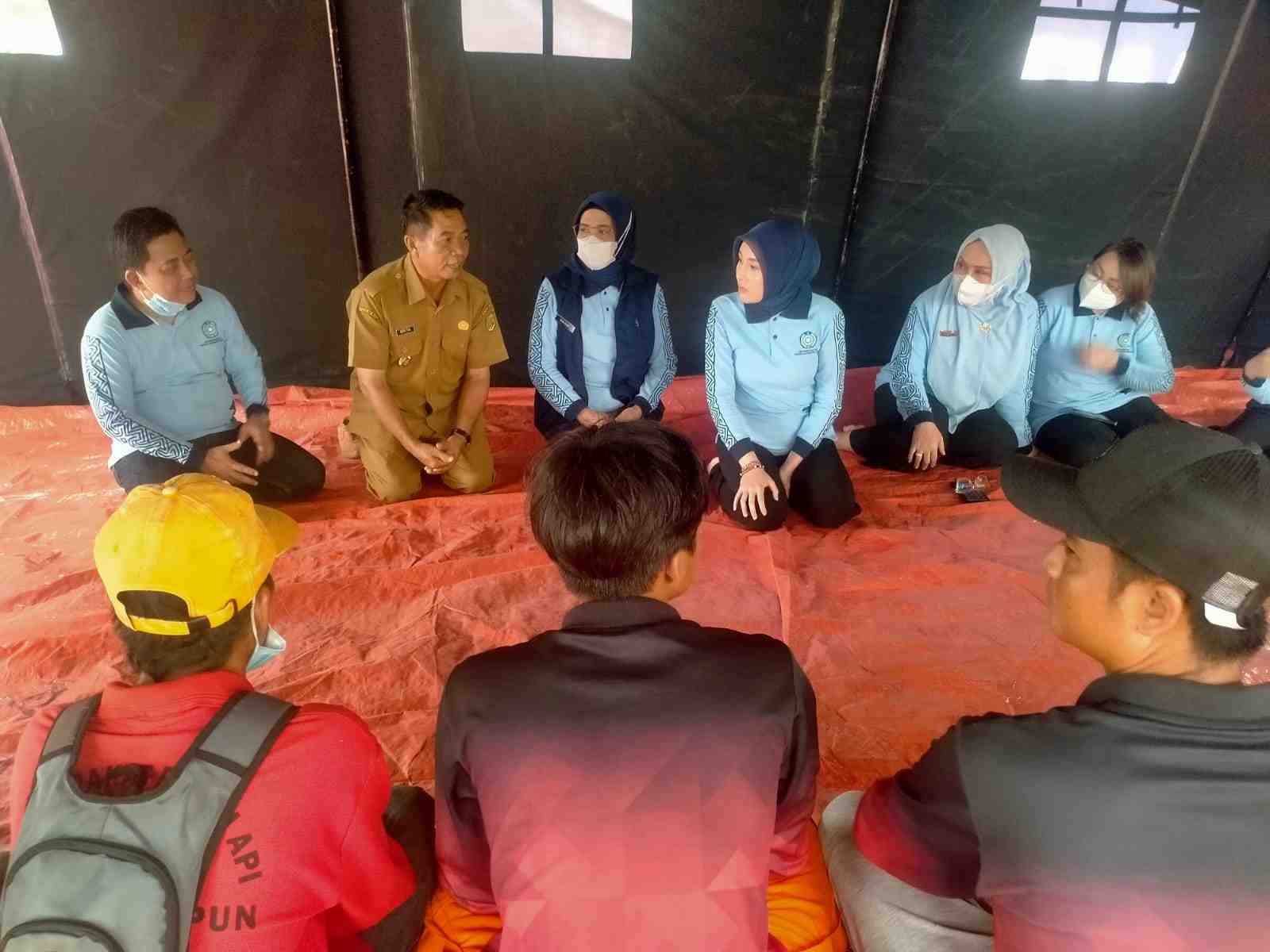 Ketua TP PKK Kalteng Salurkan Bantuan untuk Relawan Karhutla di Petuk Katimpun