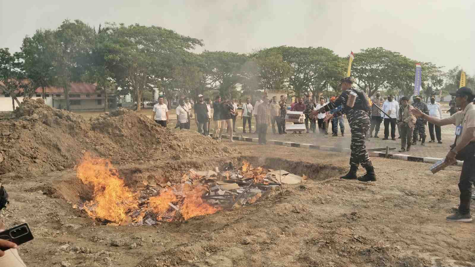 TNI AL dan Bea Cukai Musnahkan Rokok Ilegal  di Merauke