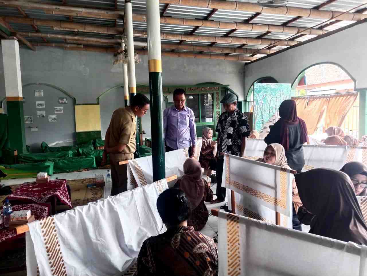 Perkuat Ekonomi Perempuan, UMKM Potro Arum Asah Keterampilan Batik Tulis