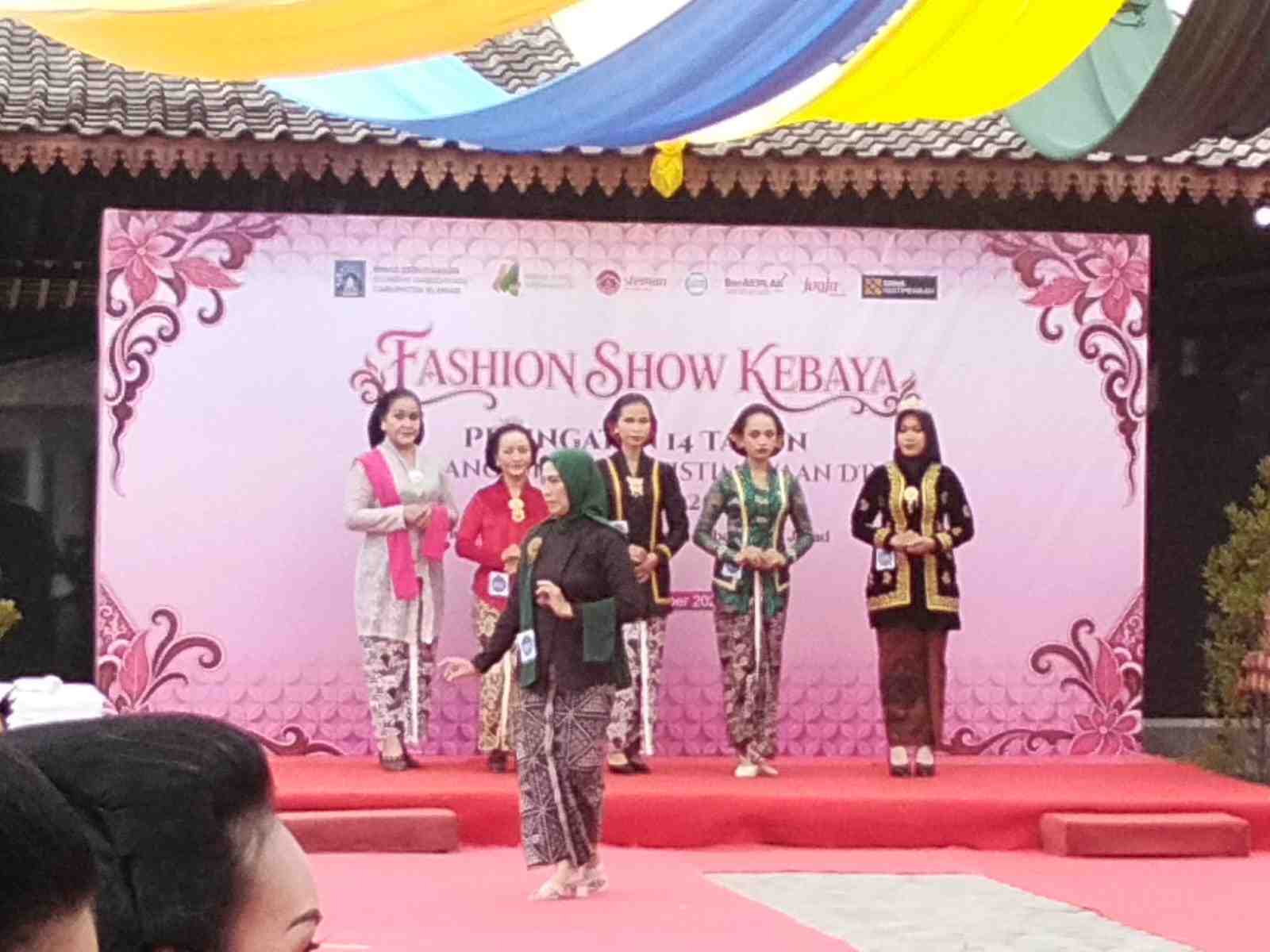 Peringati 14 Tahun UU Keistimewaan DIY, KKI Sleman Gelar Lomba Fashion Show Kebaya Gagrak Ngayogyakarta