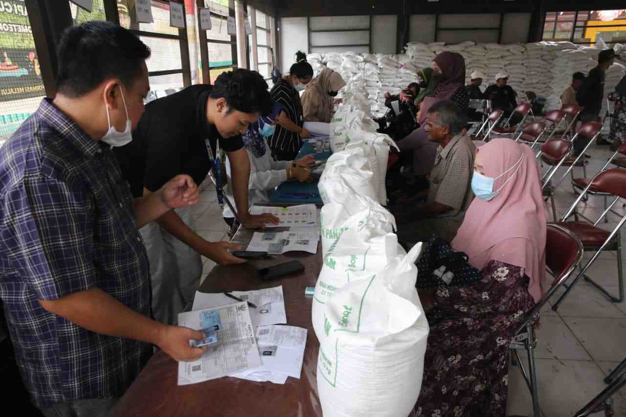2.711 Keluarga di Kelurahan Pahandut Terima Bantuan Pangan Beras