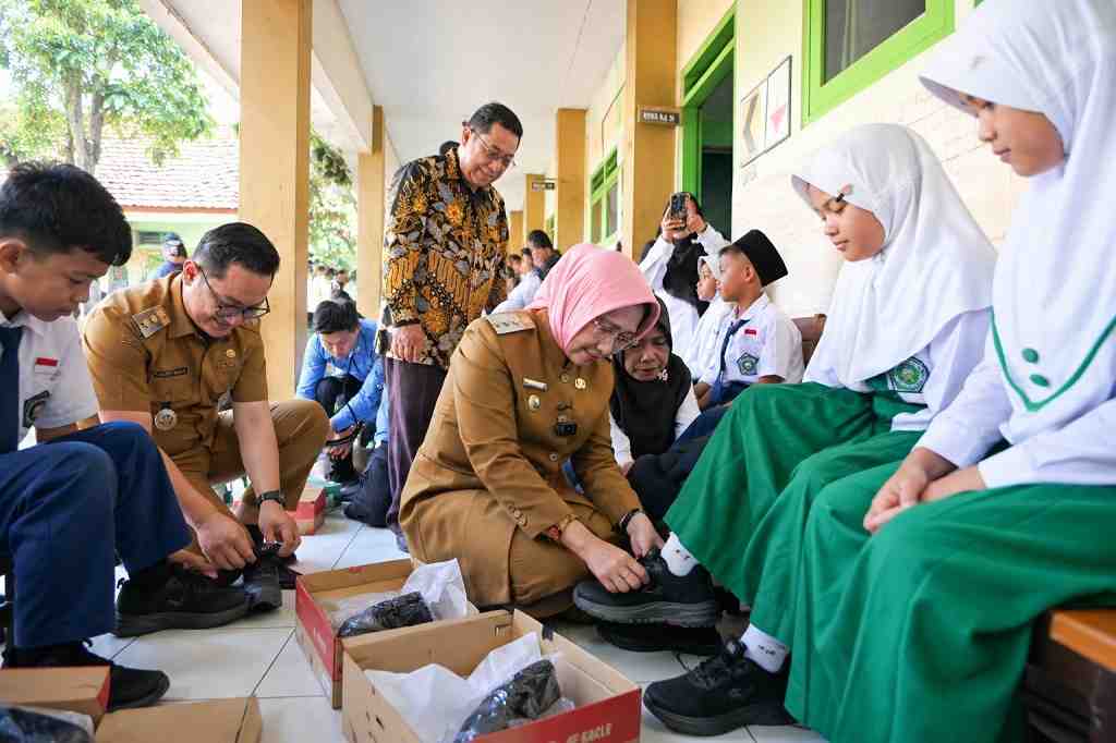 Pelajar Sukodono Terima Bantuan Sepatu dari Pemkab Lumajang