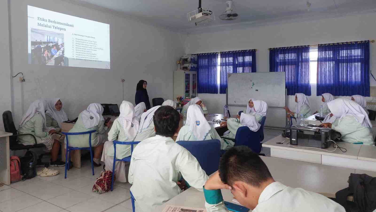 Persiapkan Masuk Dunia Kerja, SMK Muhammadiyah 2 Moyudan Latih Komunikasi Telepon Profesional