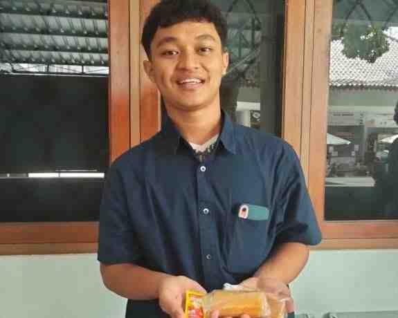 Bangun Jiwa Entrepreneur, Mahasiswa UNY Mampu Jual Ratusan Risol di Sela Perkuliahan