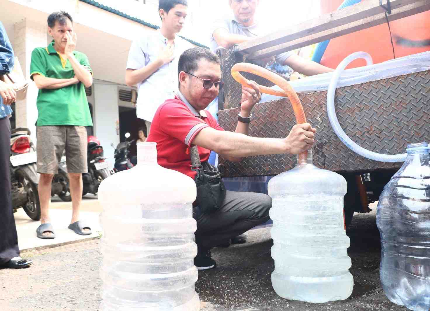 Diskominfo Pontianak Salurkan 2.000 Liter Air Bersih untuk Warga Gajah Mada 5