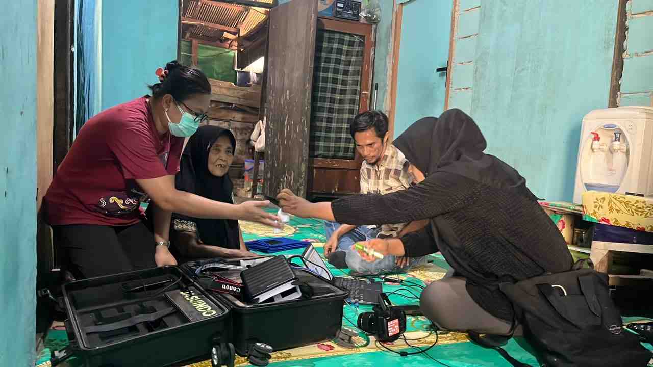 Jemput Bola Adminduk, Disdukcapil Palangka Raya Datangi Rumah Warga Sakit dan Lansia