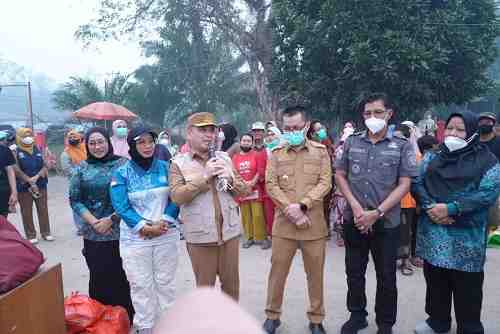Sambangi Dapur Umum Relawan Karhutla di Kayong Utara, Gubernur Kalbar Salurkan Bantuan Logistik