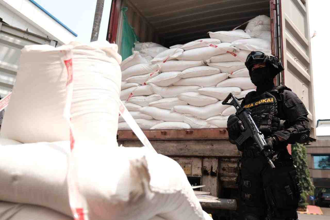 Bea Cukai Tindak Impor Ilegal Beras, Garam, dan Balpres Senilai Rp27 Miliar