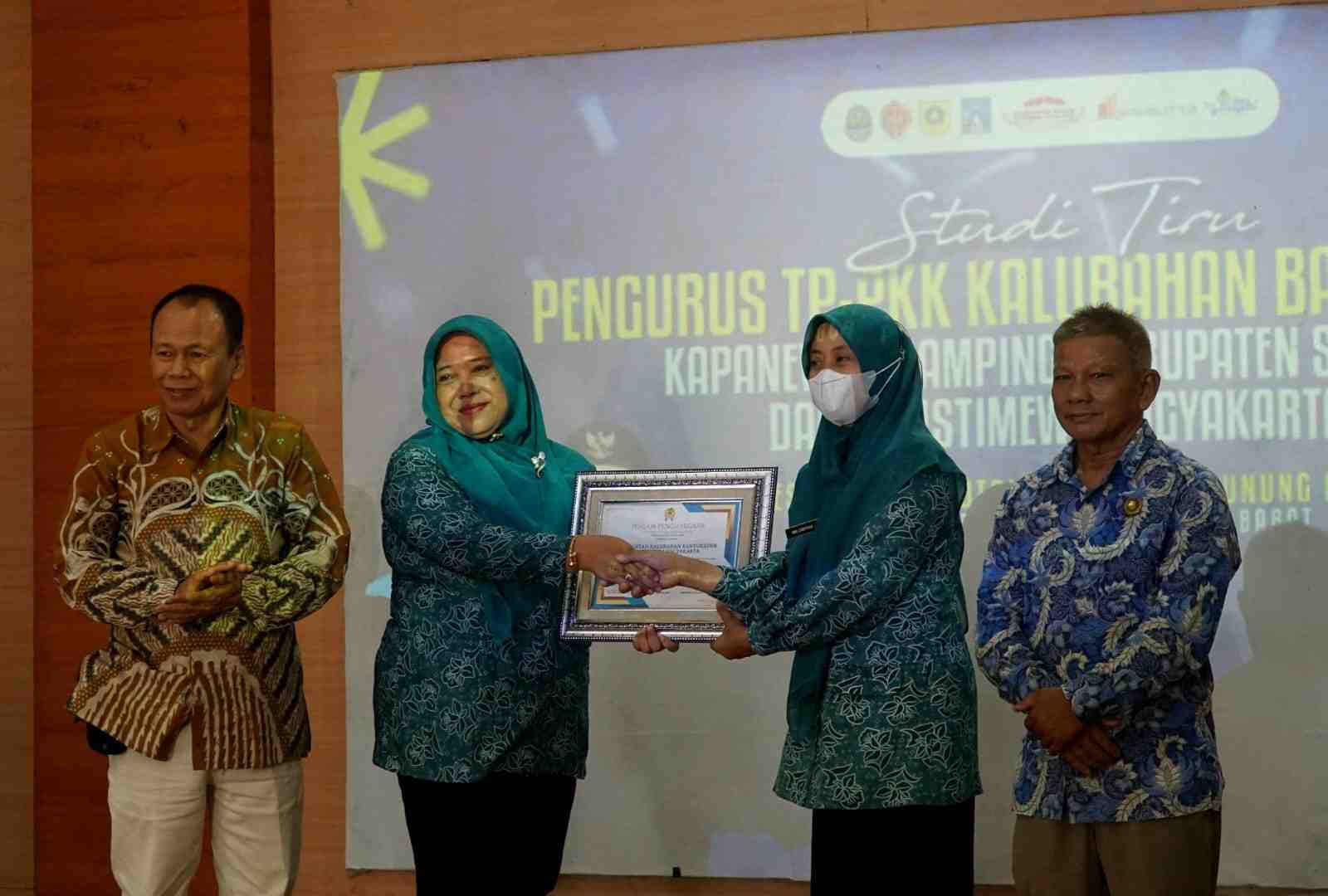 Serap Ilmu Ekonomi Kreatif, PKK Banyuraden Sleman Gelar Studi Tiru ke Gunung Putri Bogor