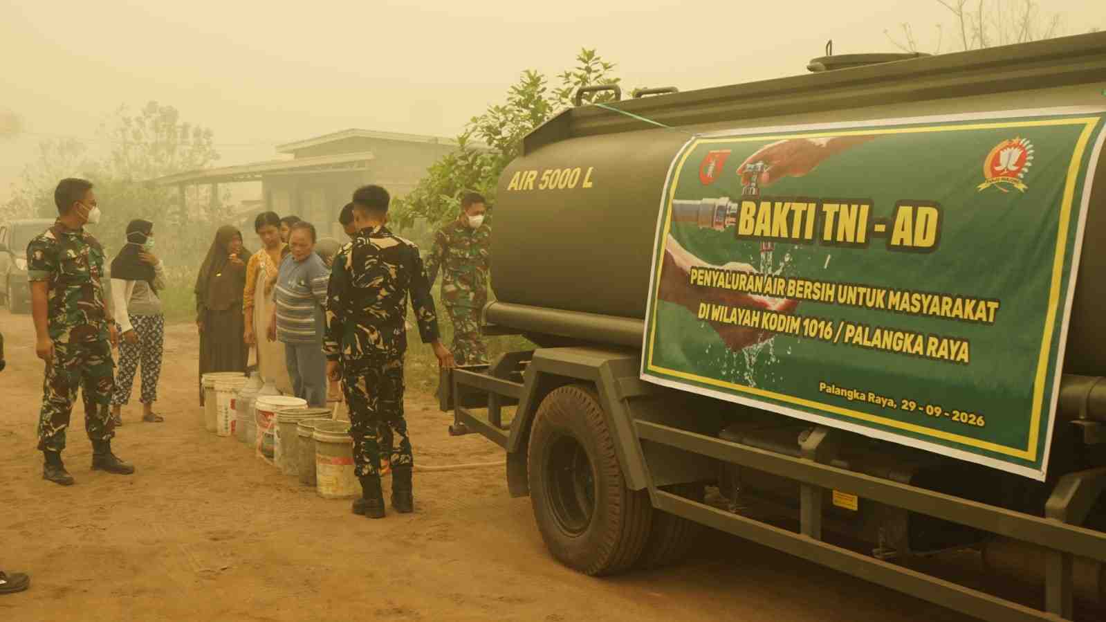 Kodim 1016/Palangka Raya Salurkan Air Bersih untuk Warga Bukit Tunggal