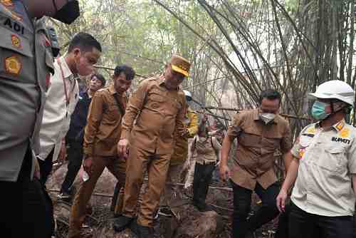 Gubernur Kalbar Tinjau dan Turun Langsung Padamkan Karhutla Di Bukit Peramas