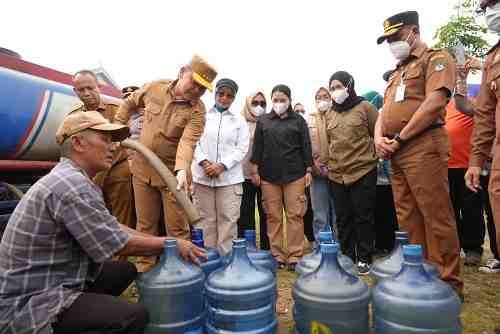 Peduli Dampak Kemarau, Gubernur Kalbar Salurkan Air Bersih dan Sembako Murah Di Ketapang